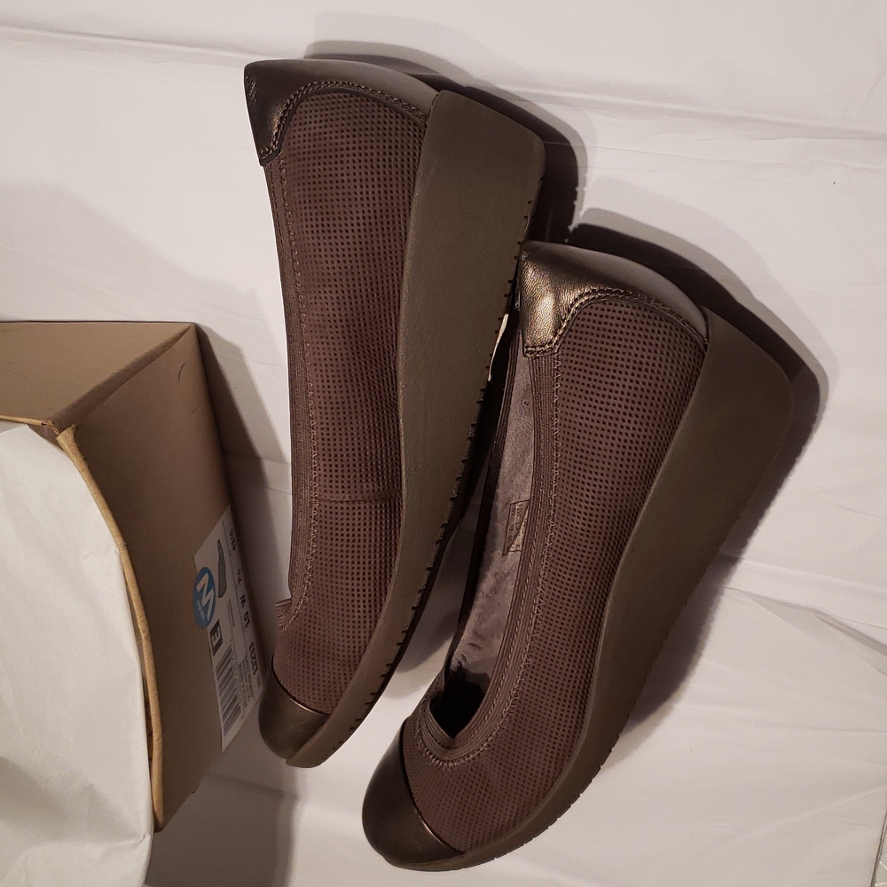 CLARKS New Wedge SlipOn Pump Perforated Leather Comfort Shoes Women's 10 W - Picture 16 of 16